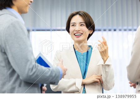 ビジネス 同僚と話しをしている女性 ビジネス 同僚と話しをしている女性 138979955