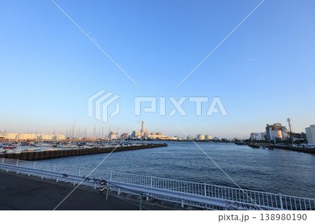 夕陽が差し込む根岸コンビナートの工場　夕景 138980190