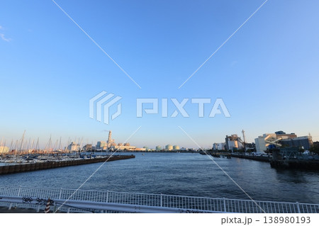 夕陽が差し込む根岸コンビナートの工場 夕景 夕陽が差し込む根岸コンビナートの工場 夕景 138980193