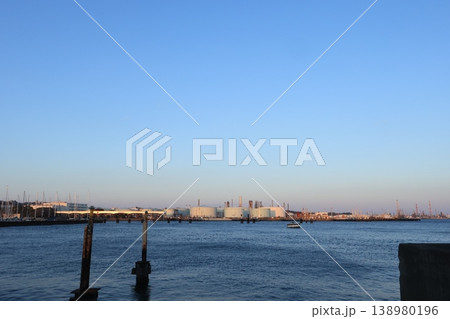 夕陽が差し込む根岸コンビナートの工場 夕景 夕陽が差し込む根岸コンビナートの工場 夕景 138980196
