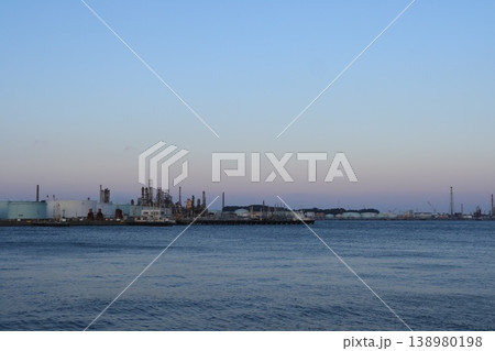 夕陽が差し込む根岸コンビナートの工場　夕景 138980198