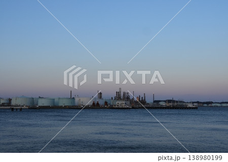 夕陽が差し込む根岸コンビナートの工場 夕景 夕陽が差し込む根岸コンビナートの工場 夕景 138980199