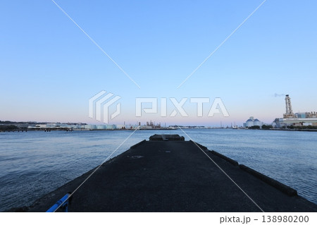夕陽が差し込む根岸コンビナートの工場 夕景 夕陽が差し込む根岸コンビナートの工場 夕景 138980200