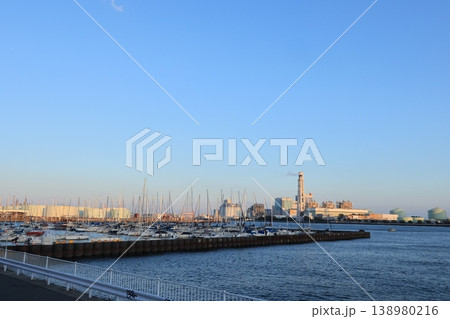 夕陽が差し込む根岸コンビナートの工場　夕景 138980216