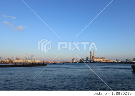 夕陽が差し込む根岸コンビナートの工場　夕景 138980219