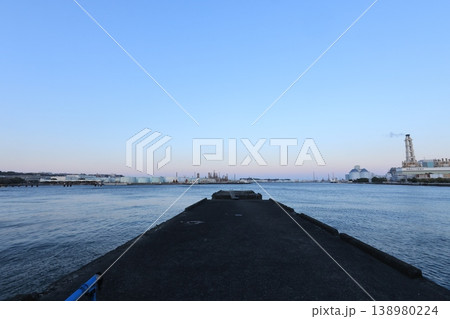 夕陽が差し込む根岸コンビナートの工場 夕景 夕陽が差し込む根岸コンビナートの工場 夕景 138980224