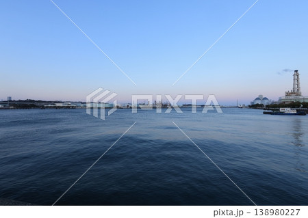 夕陽が差し込む根岸コンビナートの工場　夕景 138980227