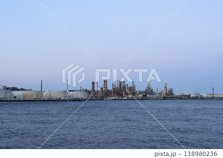 夕陽が差し込む根岸コンビナートの工場　夕景 138980236