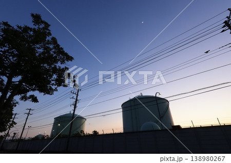 根岸コンビナートにある貯蔵タンクの風景 夕景 根岸コンビナートにある貯蔵タンクの風景 夕景 138980267
