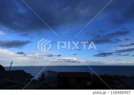 神奈川県、根府川駅周辺の青空と雲と見下ろす海 春の夕景 神奈川県、根府川駅周辺の青空と雲と見下ろす海 春の夕景 138980407