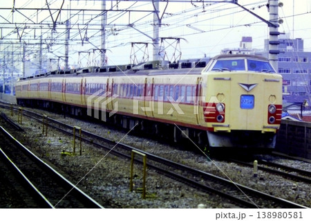総武線ー内房線の特急さざなみ、クハ183-39他、本八幡、1980年1月2日 138980581