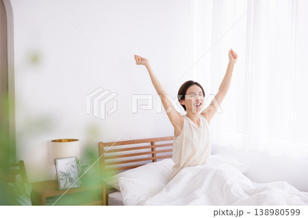朝　熟睡してすっきり目が覚めた女性 138980599