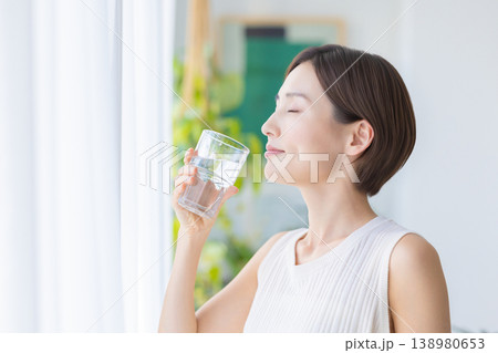 ビューティーイメージ 窓辺で水を飲む女性 ビューティーイメージ 窓辺で水を飲む女性 138980653