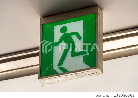 非常口の誘導灯サイン 138980665