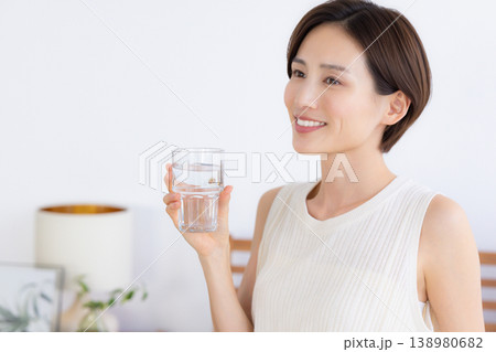 ビューティーイメージ　水を飲む女性 138980682