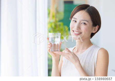 ビューティーイメージ 窓辺で水を飲む女性 ビューティーイメージ 窓辺で水を飲む女性 138980687