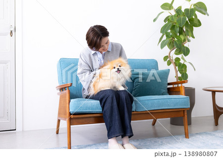 ライフスタイル 愛犬を抱っこしている女性 ライフスタイル 愛犬を抱っこしている女性 138980807