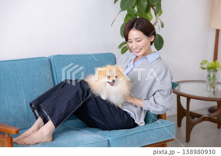 ライフスタイル 愛犬を抱っこしている女性 ライフスタイル 愛犬を抱っこしている女性 138980930