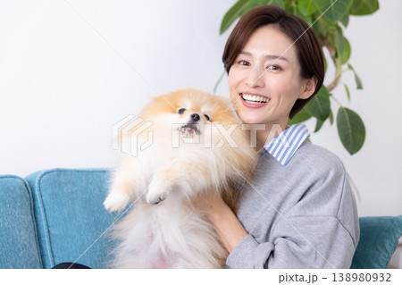 ライフスタイル 愛犬を抱っこしている女性 ライフスタイル 愛犬を抱っこしている女性 138980932