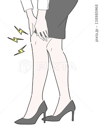 膝の痛み　女性 138980968