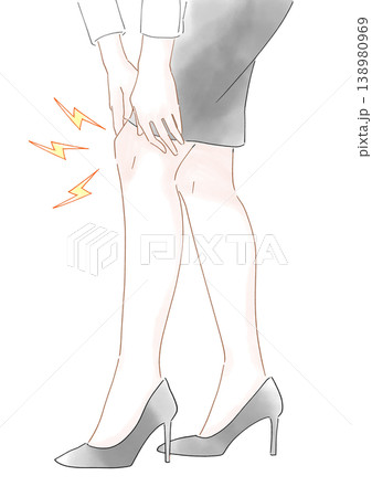 膝の痛み　女性　水彩風イラスト 138980969