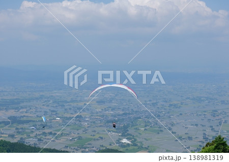 散居村の美しい風景を俯瞰するパラグライダー・空から見下ろす日本の田園風景 138981319