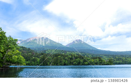 夏の北海道足寄町のオンネトーと雌阿寒岳と阿寒富士の雄大な風景 138981426