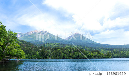 夏の北海道足寄町のオンネトーと雌阿寒岳と阿寒富士の雄大な風景 夏の北海道足寄町のオンネトーと雌阿寒岳と阿寒富士の雄大な風景 138981429