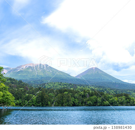 夏の北海道足寄町のオンネトーと雌阿寒岳と阿寒富士の雄大な風景 138981430