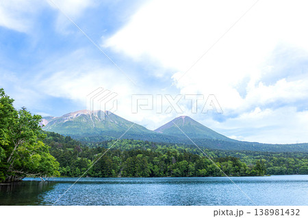 夏の北海道足寄町のオンネトーと雌阿寒岳と阿寒富士の雄大な風景 夏の北海道足寄町のオンネトーと雌阿寒岳と阿寒富士の雄大な風景 138981432