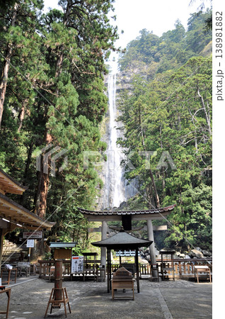 和歌山県那智勝浦町の飛竜神社境内正面から瀑音轟く那智の滝 和歌山県那智勝浦町の飛竜神社境内正面から瀑音轟く那智の滝 138981882