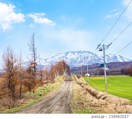 早春の北海道中標津町周辺で出会った何気ない風景と青空 138982037