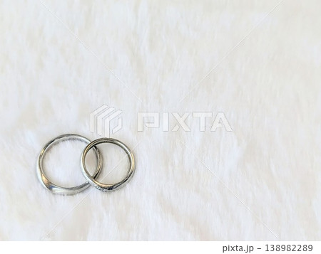 白背景に置かれた結婚指輪のペア シンプルな夫婦イメージ コピースペースあり 白背景に置かれた結婚指輪のペア シンプルな夫婦イメージ コピースペースあり 138982289