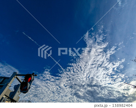 秋の青空と飛行機雲のある風景 138982404