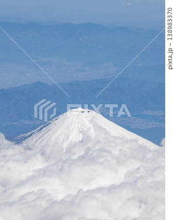 飛行機から見た雲の上に浮かぶ富士山 飛行機から見た雲の上に浮かぶ富士山 138983370
