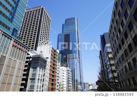 昭和通りから望む朝の日本橋タワー 昭和通りから望む朝の日本橋タワー 138983593