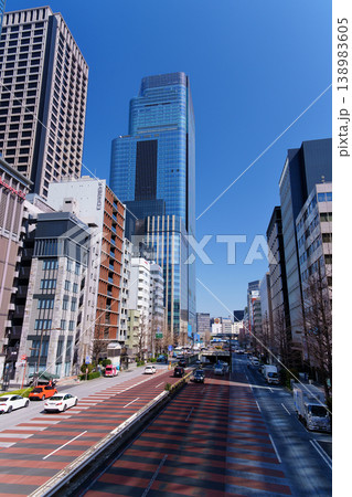 昭和通りから望む朝の日本橋タワー 138983605