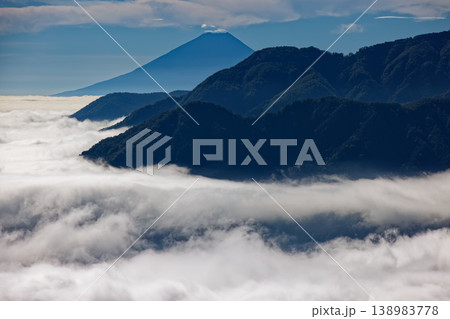 甲斐駒ヶ岳・黒戸尾根から見る雲海と富士山 138983778