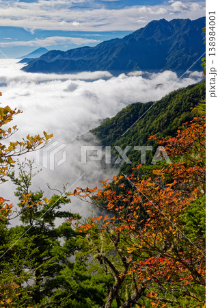 初秋の甲斐駒ヶ岳・黒戸尾根から見る雲海と富士山 138984001