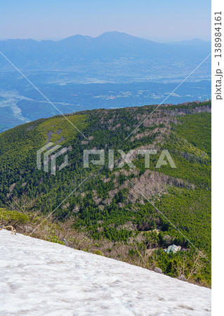 日本百名山 蓼科山 残雪の登山道から望む山岳風景 日本百名山 蓼科山 残雪の登山道から望む山岳風景 138984161