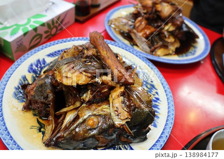 青い和皿に盛られた魚の煮付けと食卓の風景 青い和皿に盛られた魚の煮付けと食卓の風景 138984177
