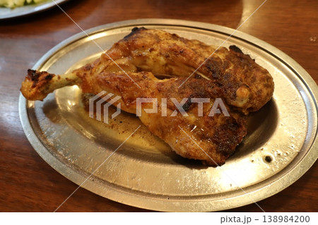 香ばしく焼き上げたチキンレッグの盛り付け 香ばしく焼き上げたチキンレッグの盛り付け 138984200