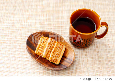 アーモンドパイとコーヒーでティータイム アーモンドパイとコーヒーでティータイム 138984259