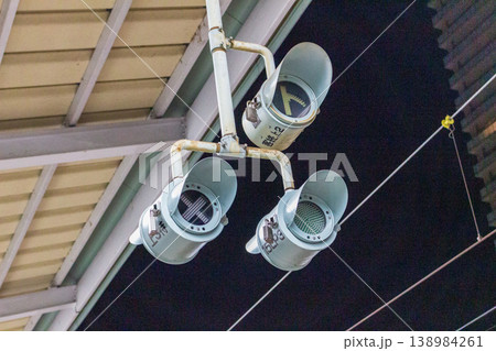 新幹線の駅ホームに設置された鉄道の表示灯｜出発や運行を支える設備のクローズアップ 138984261