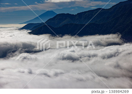 甲斐駒ヶ岳・黒戸尾根から見る雲海と富士山 138984269