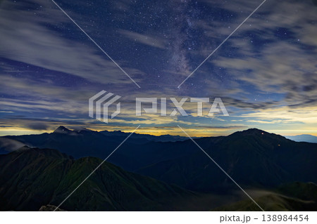 甲斐駒ヶ岳から見る北岳・仙丈ヶ岳と星空 138984454