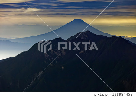 甲斐駒ヶ岳から見る富士山と鳳凰三山の夜景 138984458