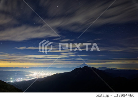 甲斐駒ヶ岳から見る富士山と鳳凰三山の夜景 138984460