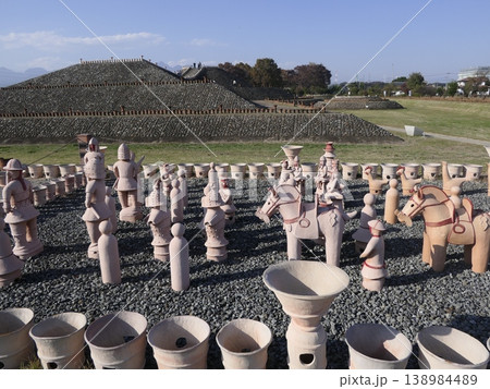 保渡田古墳群・八幡塚古墳と埴輪の風景 保渡田古墳群・八幡塚古墳と埴輪の風景 138984489