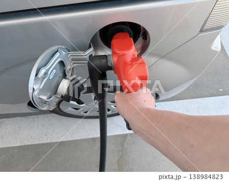 ガソリンスタンドで給油する車のクローズアップ 138984823